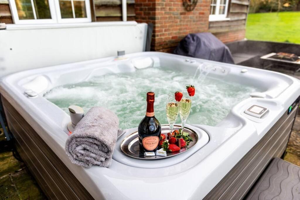 Langford Farmhouse - New Forest National Park Luxury 4Bd, Hot Tub, Cinema, 10 Acres Bartley Eksteriør billede